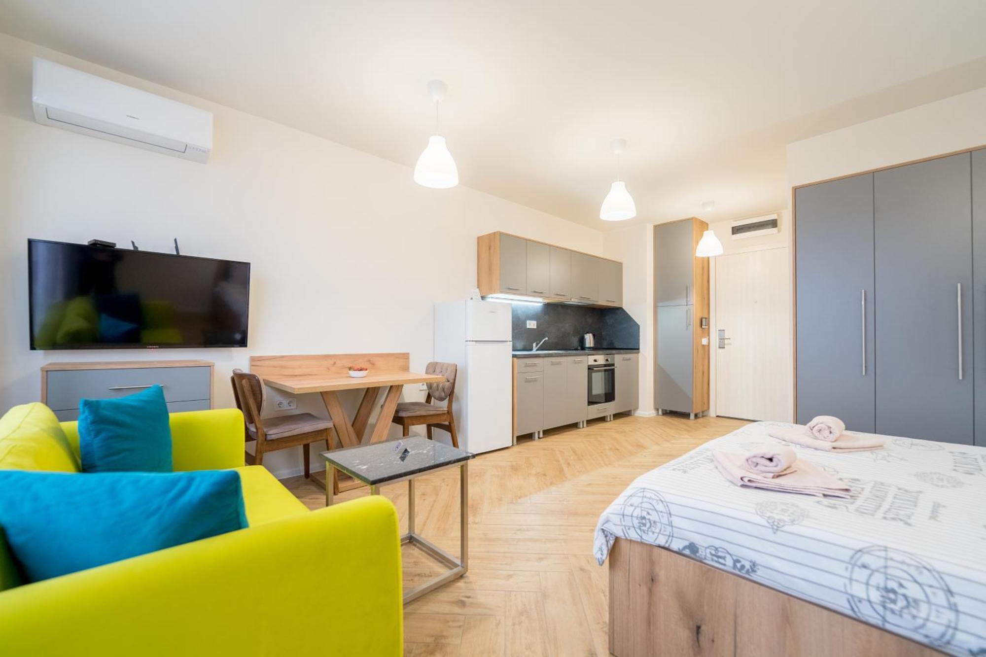 Apartemen Wow For Rent 2 Bul Montevideo 25a - B *